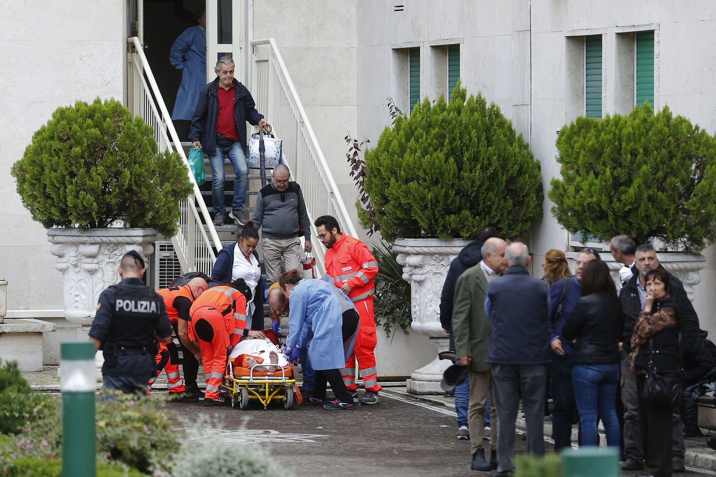 Roma, incendio all’ospedale San Pietro: 400 pazienti trasferiti, anche 12 bambini