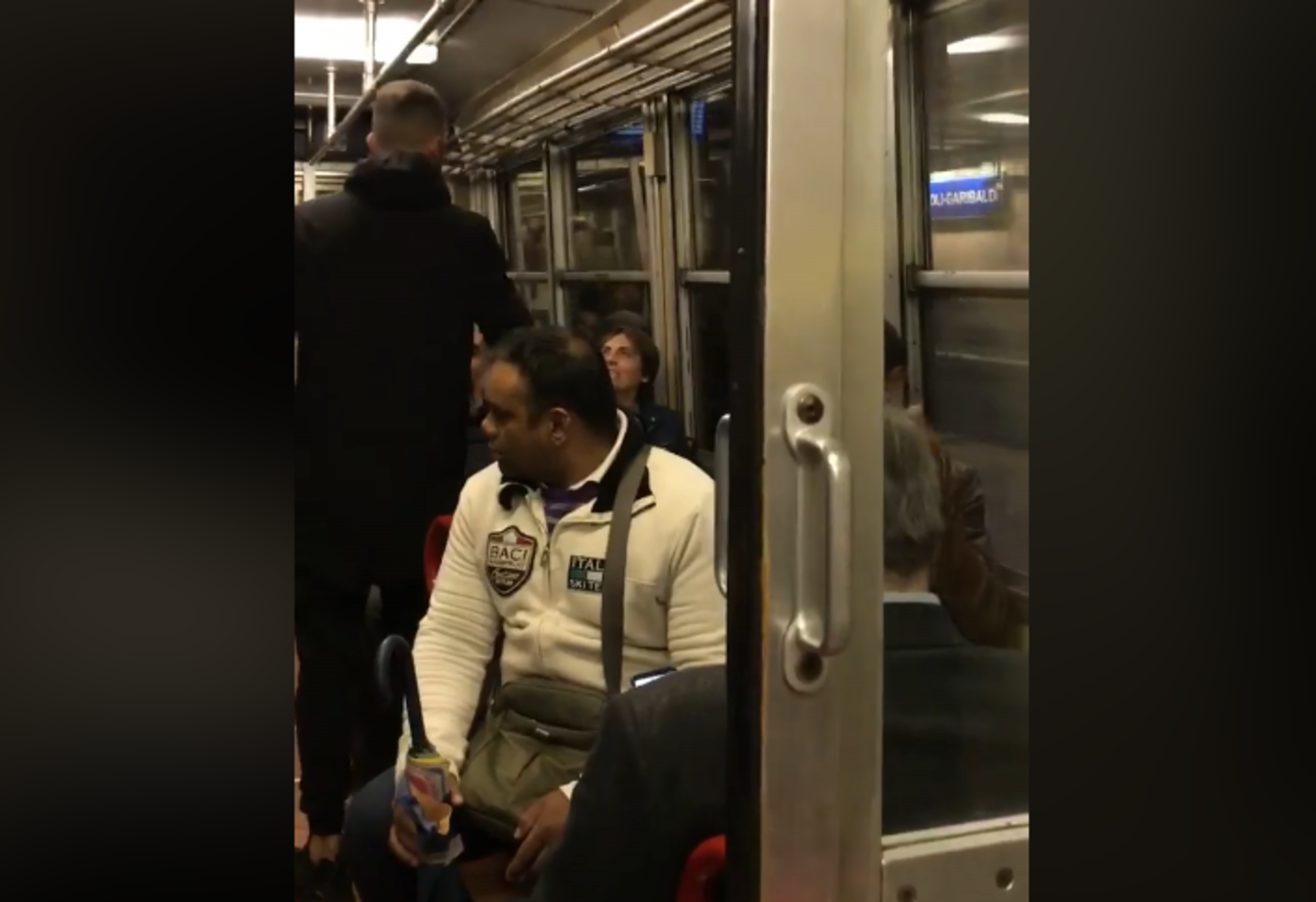 Napoli, insulti razzisti in treno: la reazione di una donna diventa virale