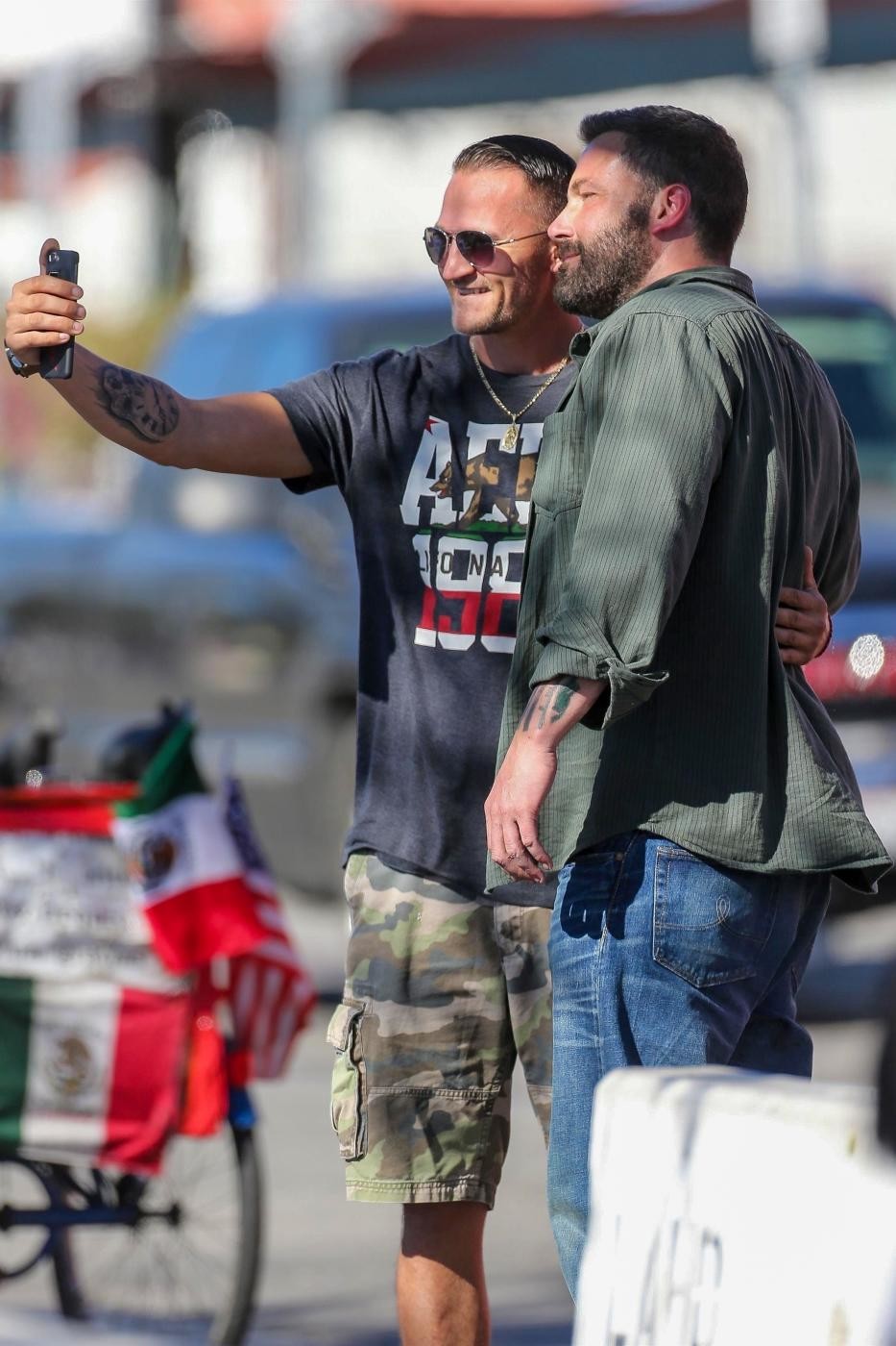 Selfie e autografi: Ben Affleck riconosciuto sul set di ‘Torrance’