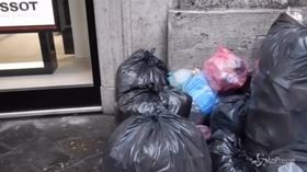 Roma, rifiuti dappertutto: Via del Corso sembra una discarica