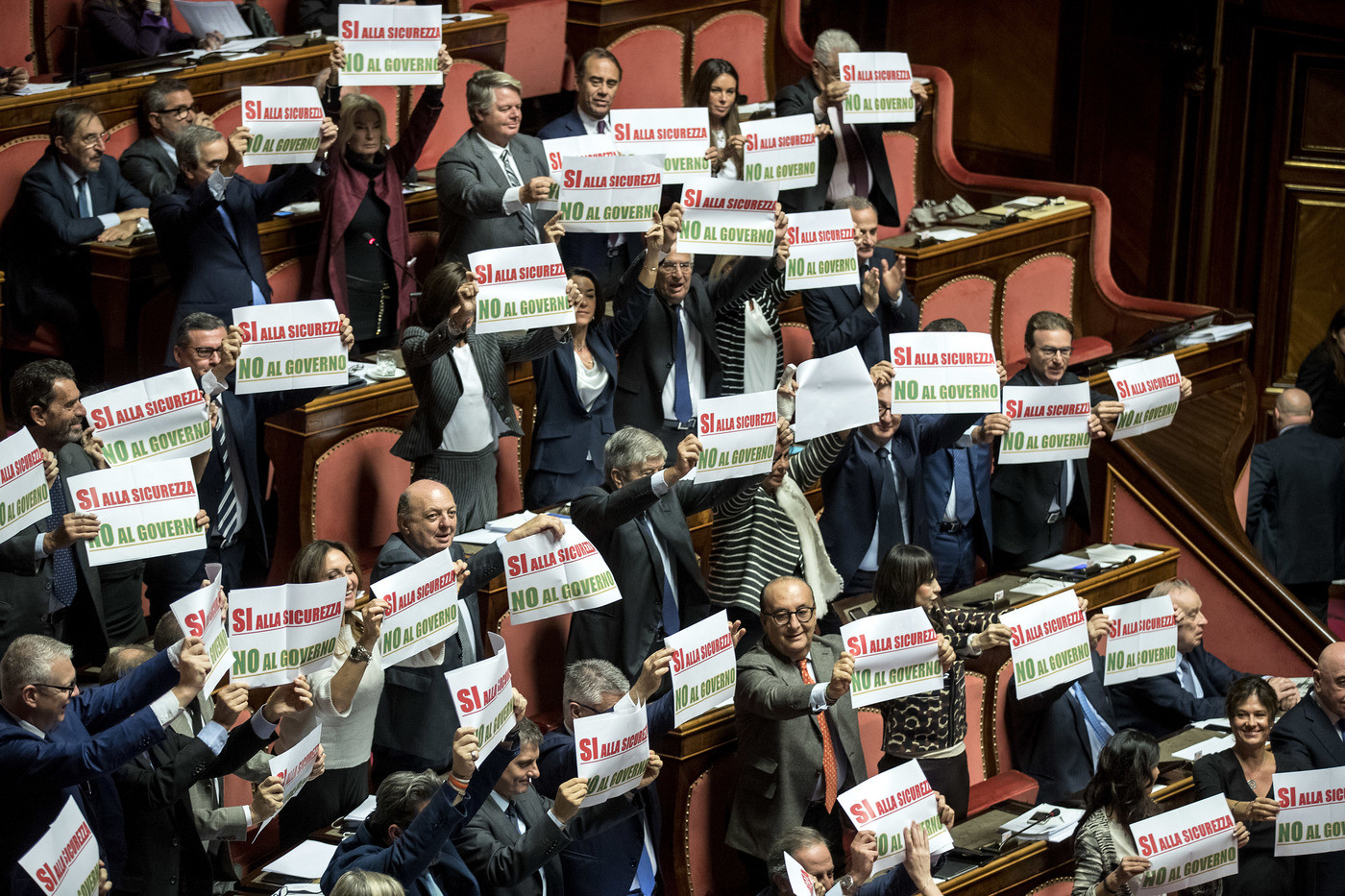 “Sì alla sicurezza, no al governo”, “#piùclandestini”: Forza Italia e Pd protestano in Senato contro il decreto Salvini