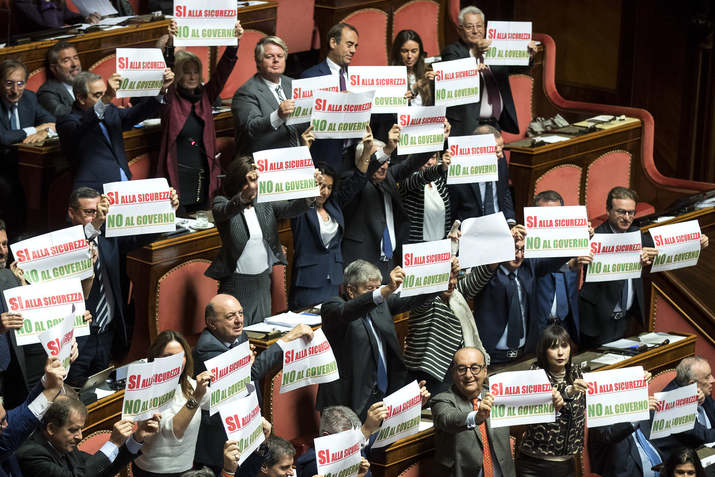 Dl Sicurezza, approvato in Senato con 163 sì, 59 no e 19 astenuti. Salvini: “Oggi giornata storica”