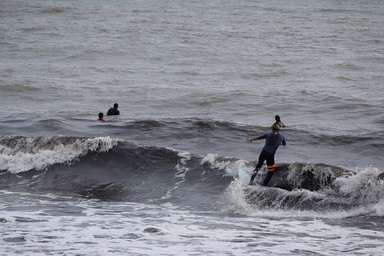 Australia, lotta tra le onde: 43enne morso da squalo lo allontana a colpi di tavola da surf