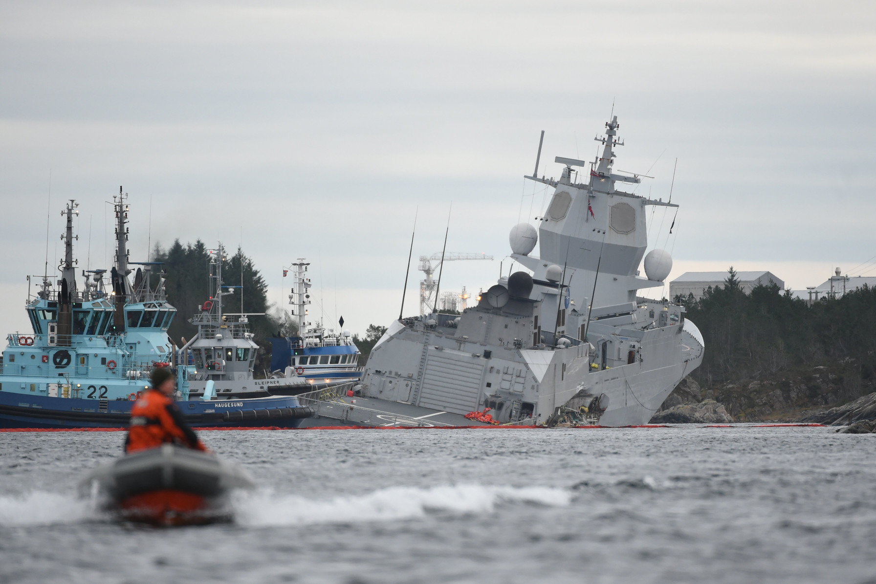Norvegia, collisione tra una fregata e una petroliera in un fiordo: la nave rischia di affondare