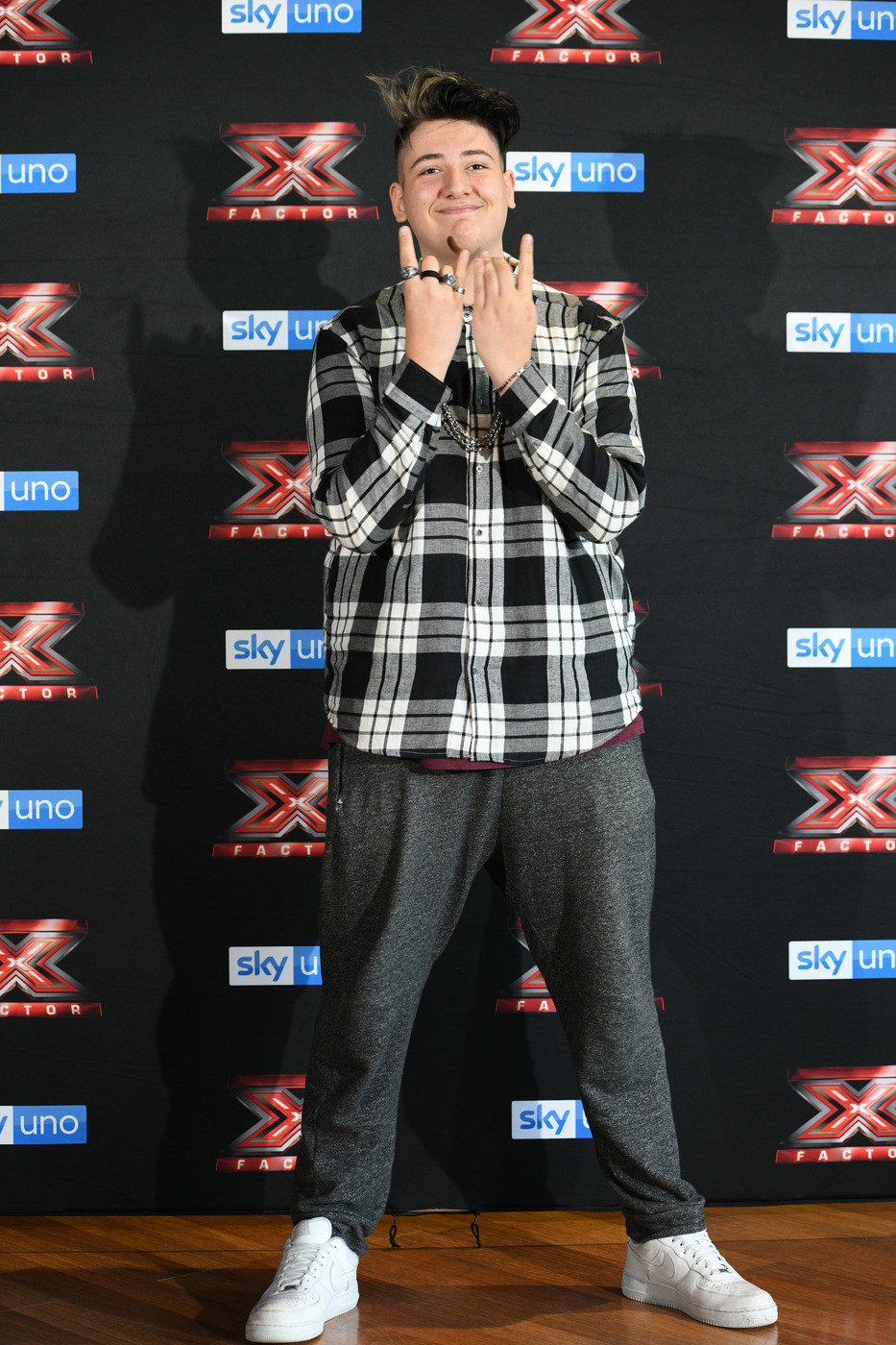 X Factor, fuori Emanuele. Fedez canta per il figlio e bacia Chiara