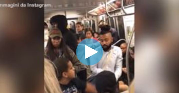 Si sentono derisi, nani scatenano una rissa in metro