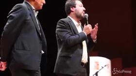 Il milanista Salvini tra giovani romanisti e laziali: “Chi ha fischiato?”
