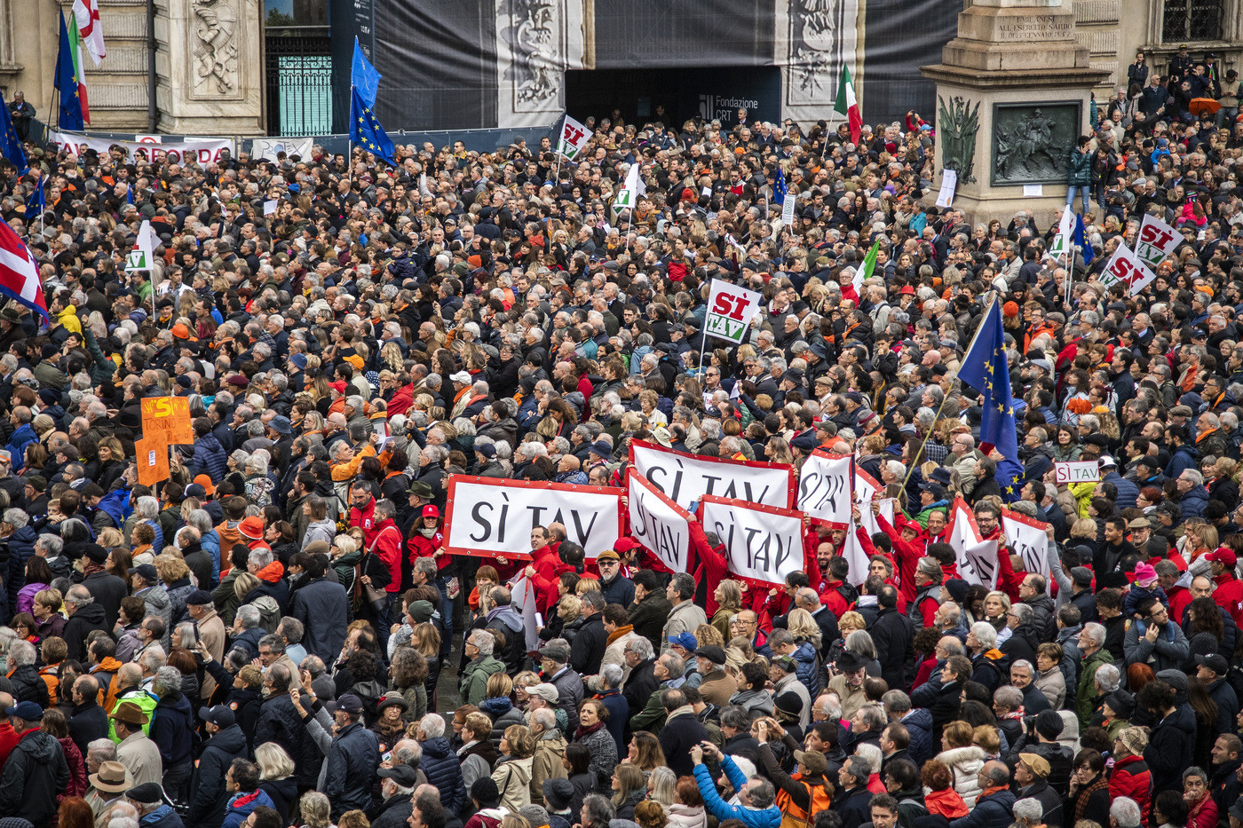Torino, in migliaia in piazza Castello: ecco il popolo Sì-Tav
