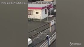 Va a prendere il treno per andare al lavoro, ma un cinghiale lo aggredisce
