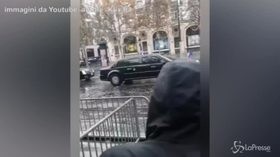 I leader del mondo all’Arco di Trionfo: attivista Femen scavalca transenne, bloccata