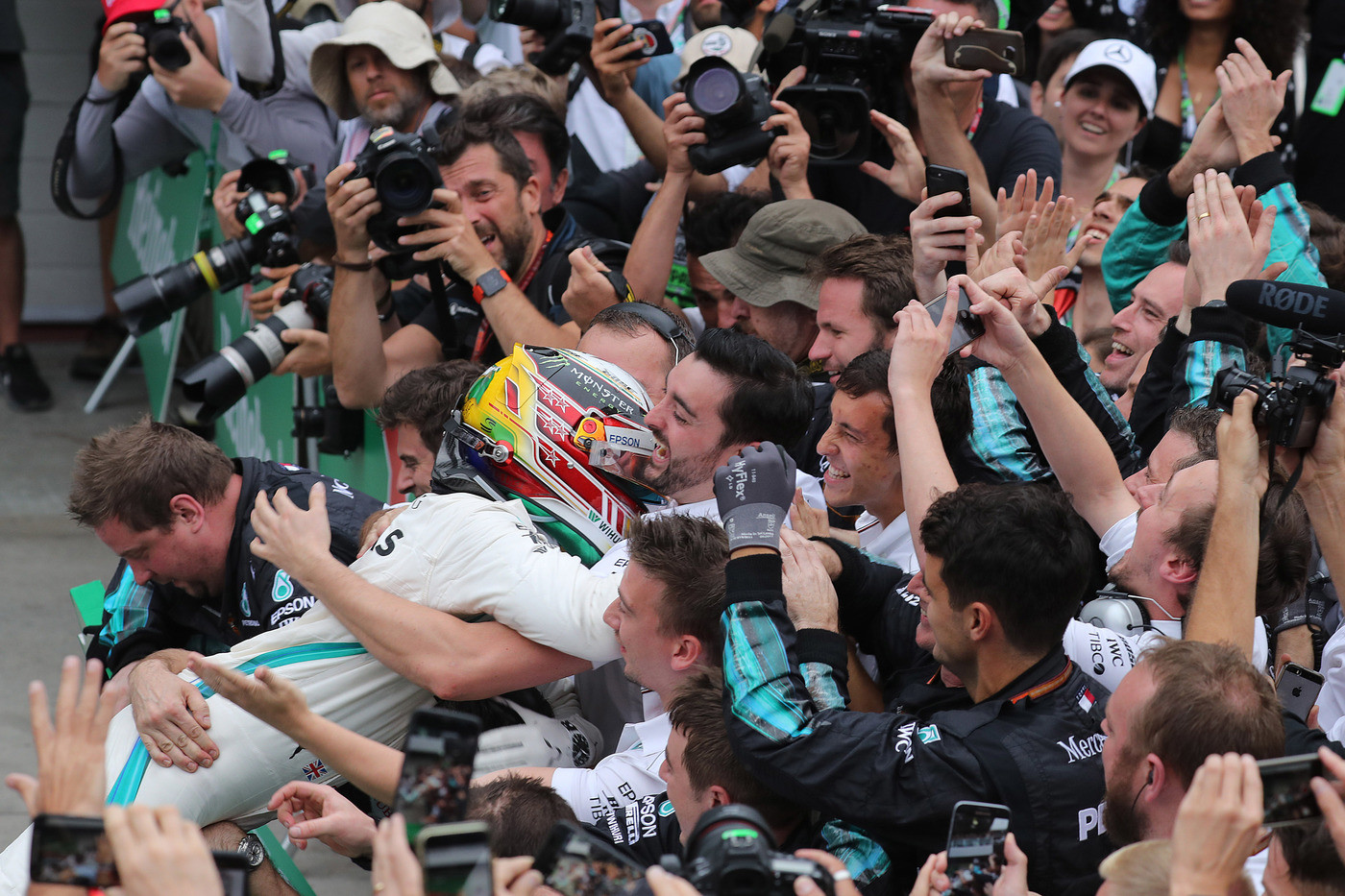 Festa Hamilton e Mercedes in Brasile. Scintille Ocon-Verstappen, terza Kimi