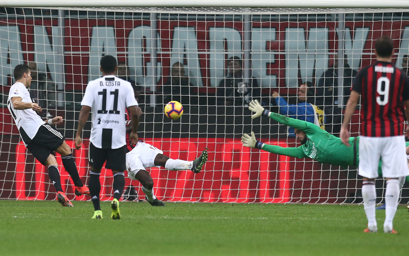 Serie A, Mandzukic-Ronaldo: Juve espugna San Siro, Milan ko 2-0