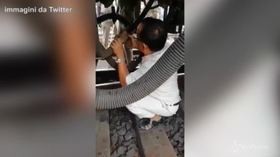 Il treno parte mentre un uomo lo ripara: tragedia sfiorata in India