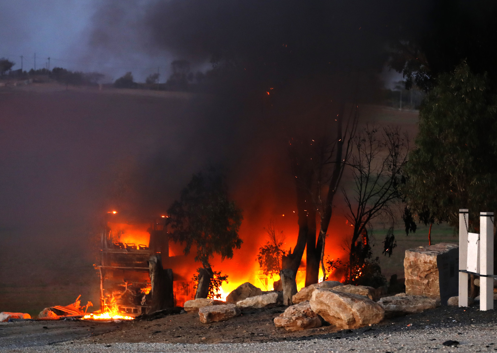 Razzi dalla Striscia di Gaza contro Israele. L’esercito risponde con raid aerei