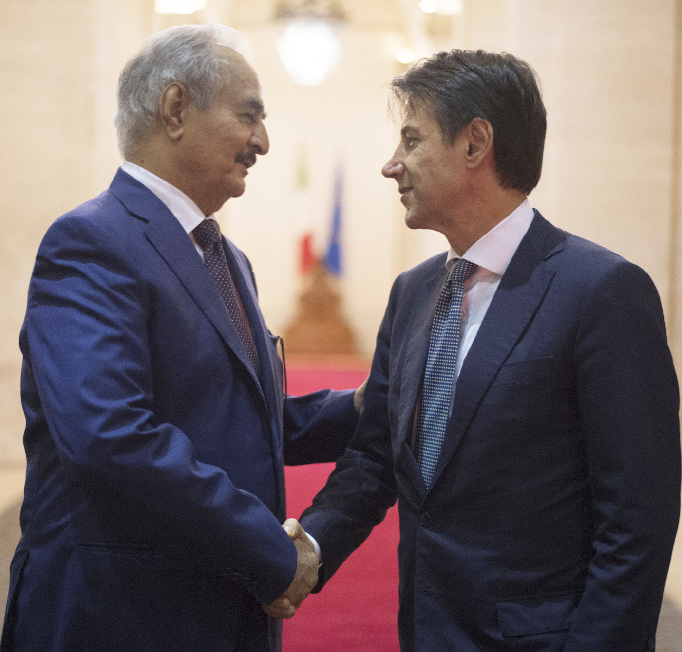 Vertice sulla Libia, Conte accoglie Haftar: “Il tuo contributo è importante”