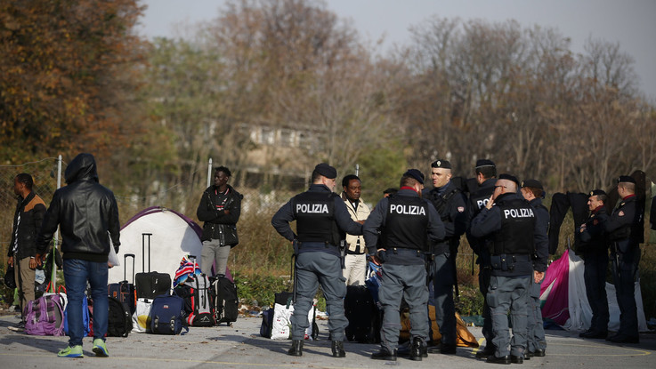 Roma, sgombero al presidio Baobab con cento migranti. Salvini: "Dalle parole ai fatti"