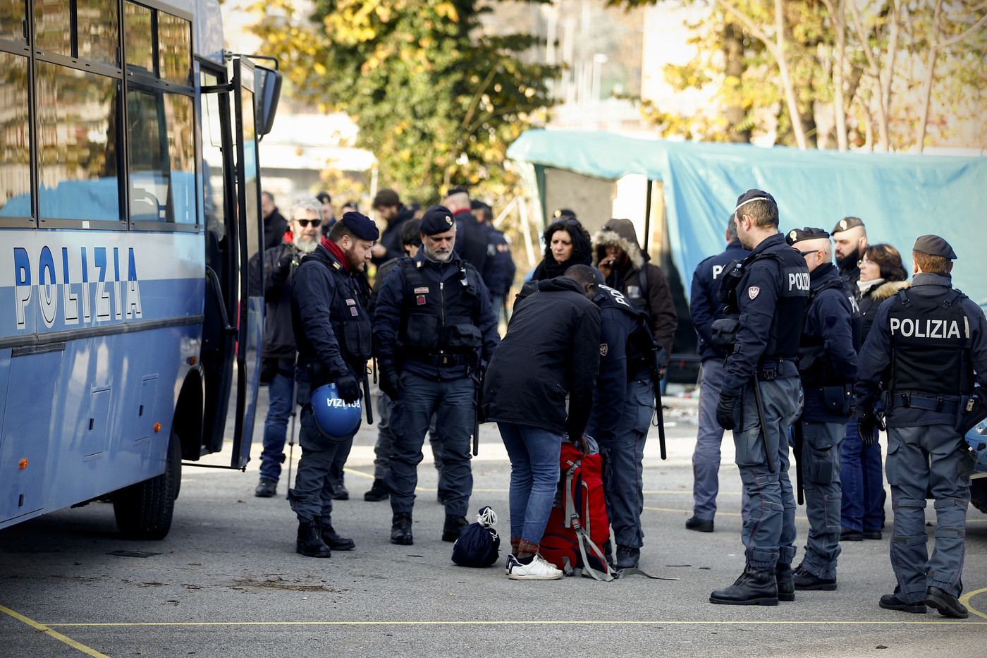 Roma, la polizia al presidio Baobab: sgomberati cento migranti