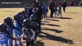 Pugni, urla e panico: rissa tra allenatori e genitori alla partita di football di bambini