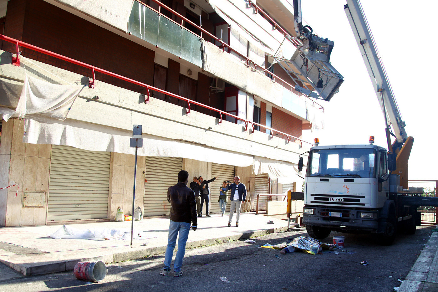 Taranto, precipitano da cestello elevatore: muoiono due operai
