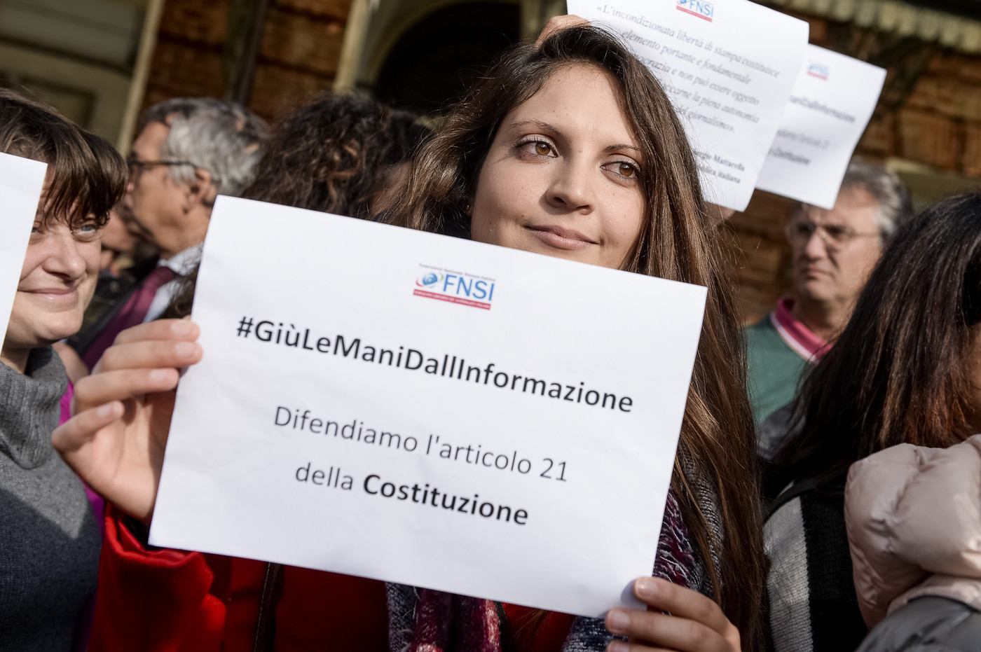 Di Battista: “Ecco la lista dei giornalisti liberi”. Stampa in piazza, Agcom: “Attacchi ledono la libertà”