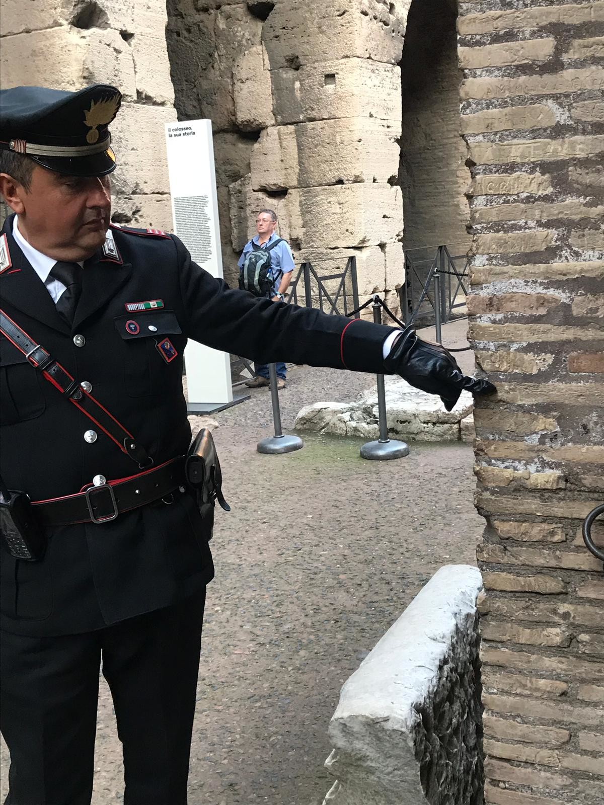 Roma, incide il proprio nome suo Colosseo: denunciata una turista 17enne