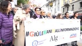 Milano, il flash mob dei giornalisti contro gli attacchi della politica