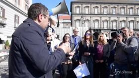 Napoli, il flash mob dei giornalisti contro gli attacchi della politica