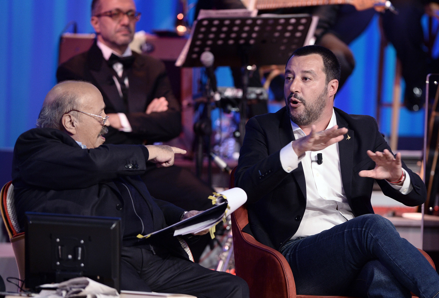 Salvini canta ‘Albachiara’ da Costanzo, l’ira di Vasco: ma è una fake-news