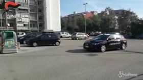 Napoli, arrestati tre spacciatori: trovati bomboniere e confetti a forma di pistola