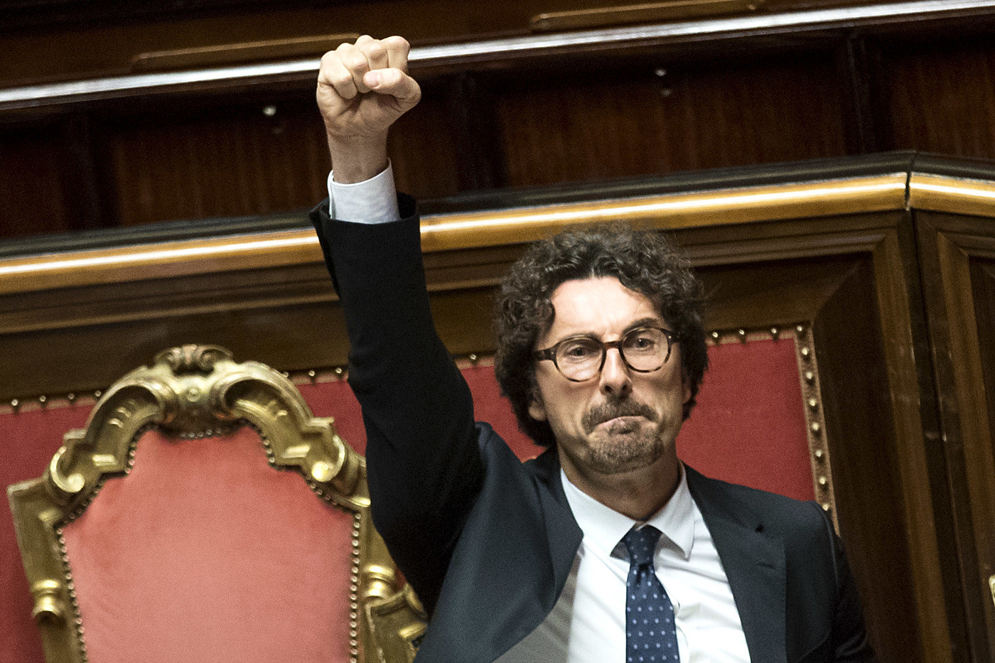 Dl Genova, c’è l’ok del Senato. Ma è polemica sul pugno alzato di Toninelli