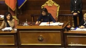 Dl Genova: il pugno alzato di Toninelli scatena la bagarre in Senato, la presidente Casellati lo rimprovera