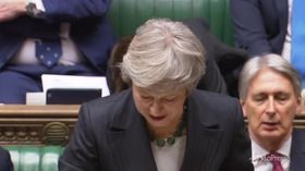 Accordo sulla Brexit, il governo May perde i pezzi