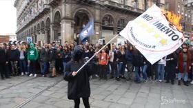 Milano, è il “No Salvini day”: bruciate le bandiere di Lega e M5S