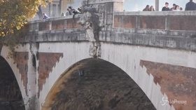 Roma, studenti impiccano un manichino di Salvini sul ponte Sublicio