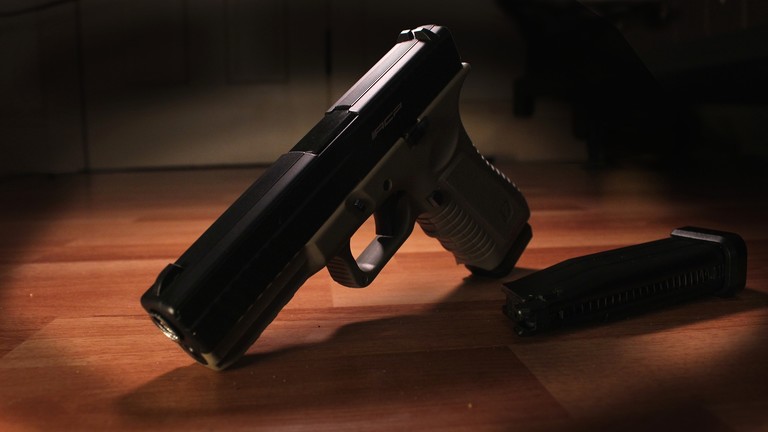 Bimbo di due anni si uccide giocando con una pistola nascosta sotto il cuscino