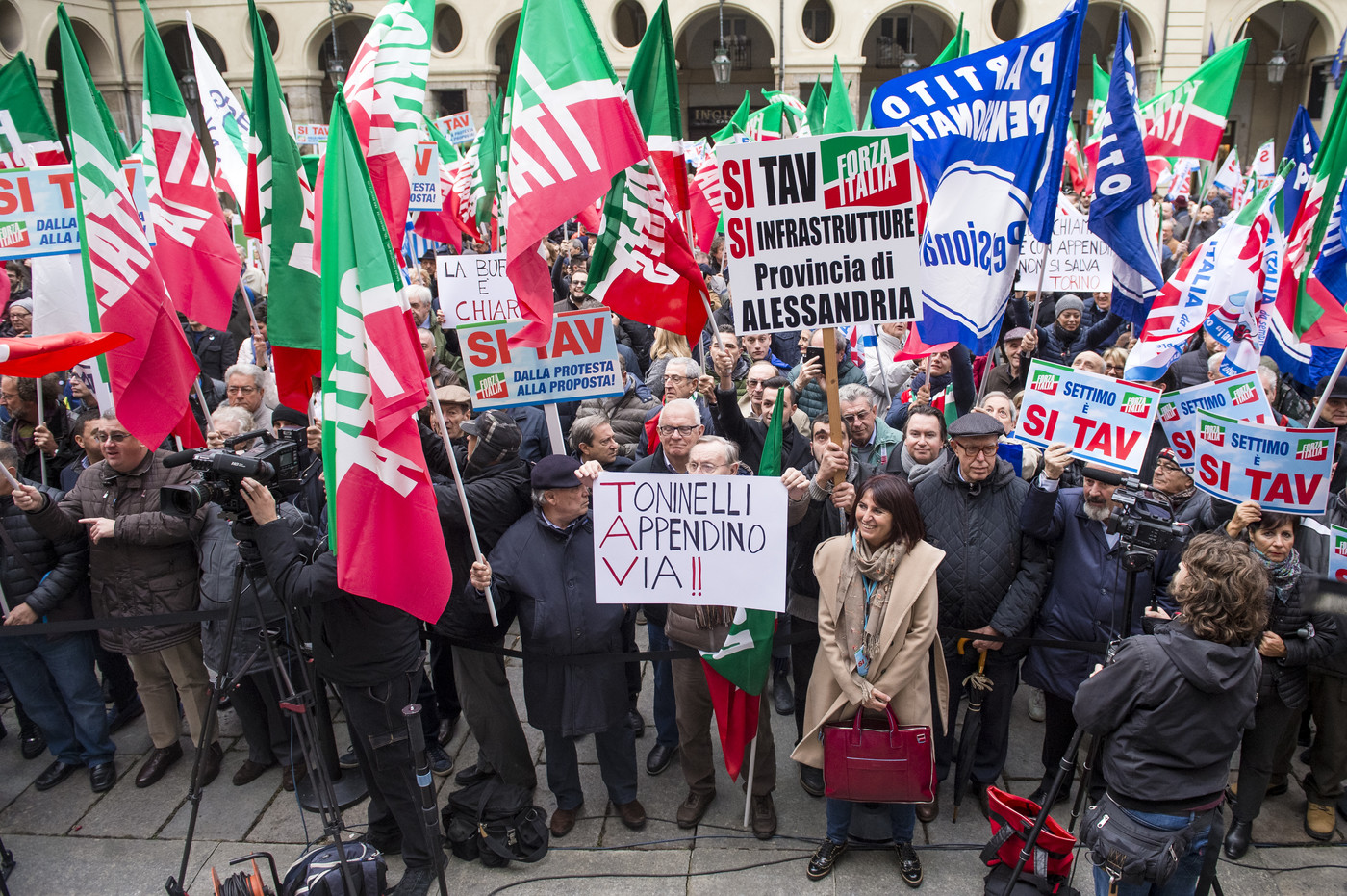 Manifestanti e bandiere nelle piazze di Torino: Forza Italia dice “Sì” alla Tav