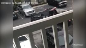 Il carro attrezzi le porta via l’auto, lei lo colpisce con la mazza da baseball