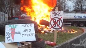 Francia, traffico in tilt per la protesta contro dei “Giubbotti gialli”