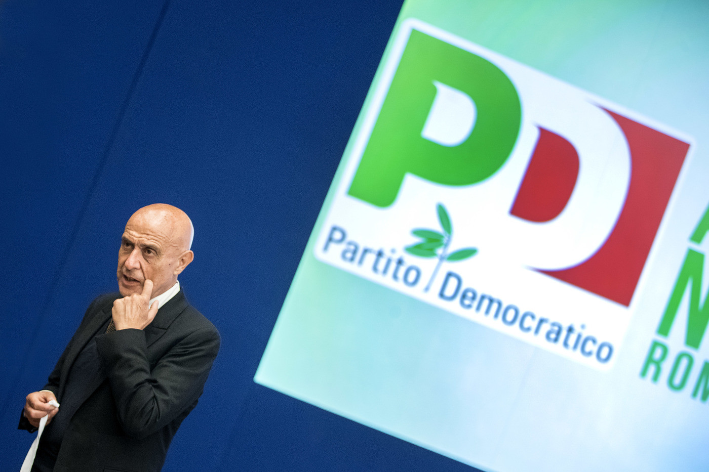 Pd, Minniti c’è: “Non mi manda Renzi”. Calenda lo appoggia. Attesa per Martina