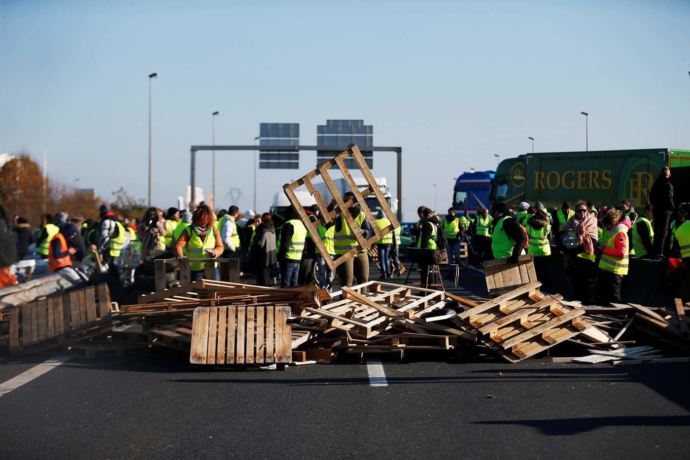 Francia, ‘Giubbotti gialli’ ancora in strada. Il governo: “Andremo avanti con le tasse sui carburanti”