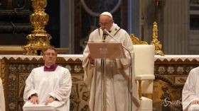 Il Papa: “Poveri piangono, pochi ricchi banchettano”