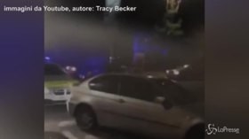 Londra violenta, con un calcio volante stende una poliziotta