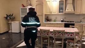 Affreschi sul soffitto e statue dorate: dentro le ville dei Casamonica