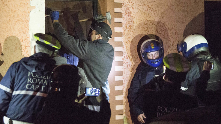 Roma Blitz Contro Il Clan Dei Casamonica Parte La Demolizione Di