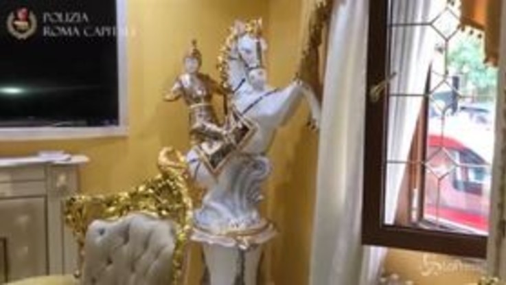 Nelle Ville Dei Casamonica Mobili Doro E Droga