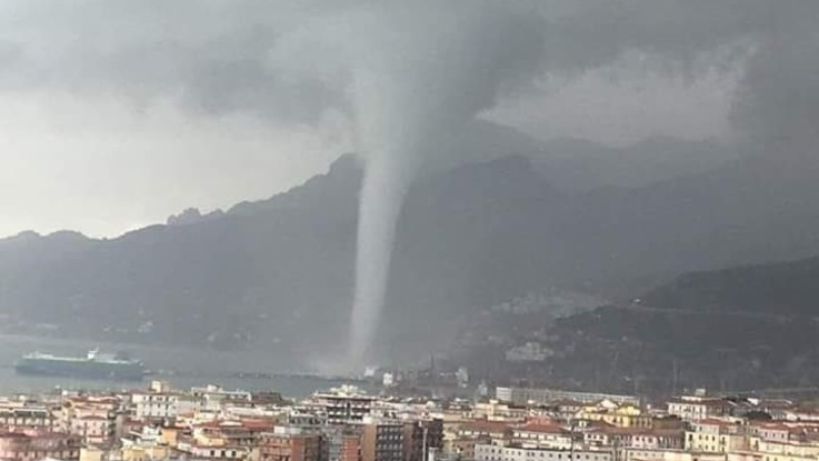 Allarme maltempo al Centro-Sud: danneggiata Reggia di Caserta, tromba d'aria in Calabria travolge un treno