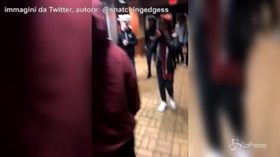 Bufera su McDonald’s: dipendente caccia via ragazzi di colore minacciati da uomo bianco armato