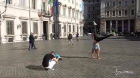 Roma, selfie acrobatici davanti a Palazzo Chigi
