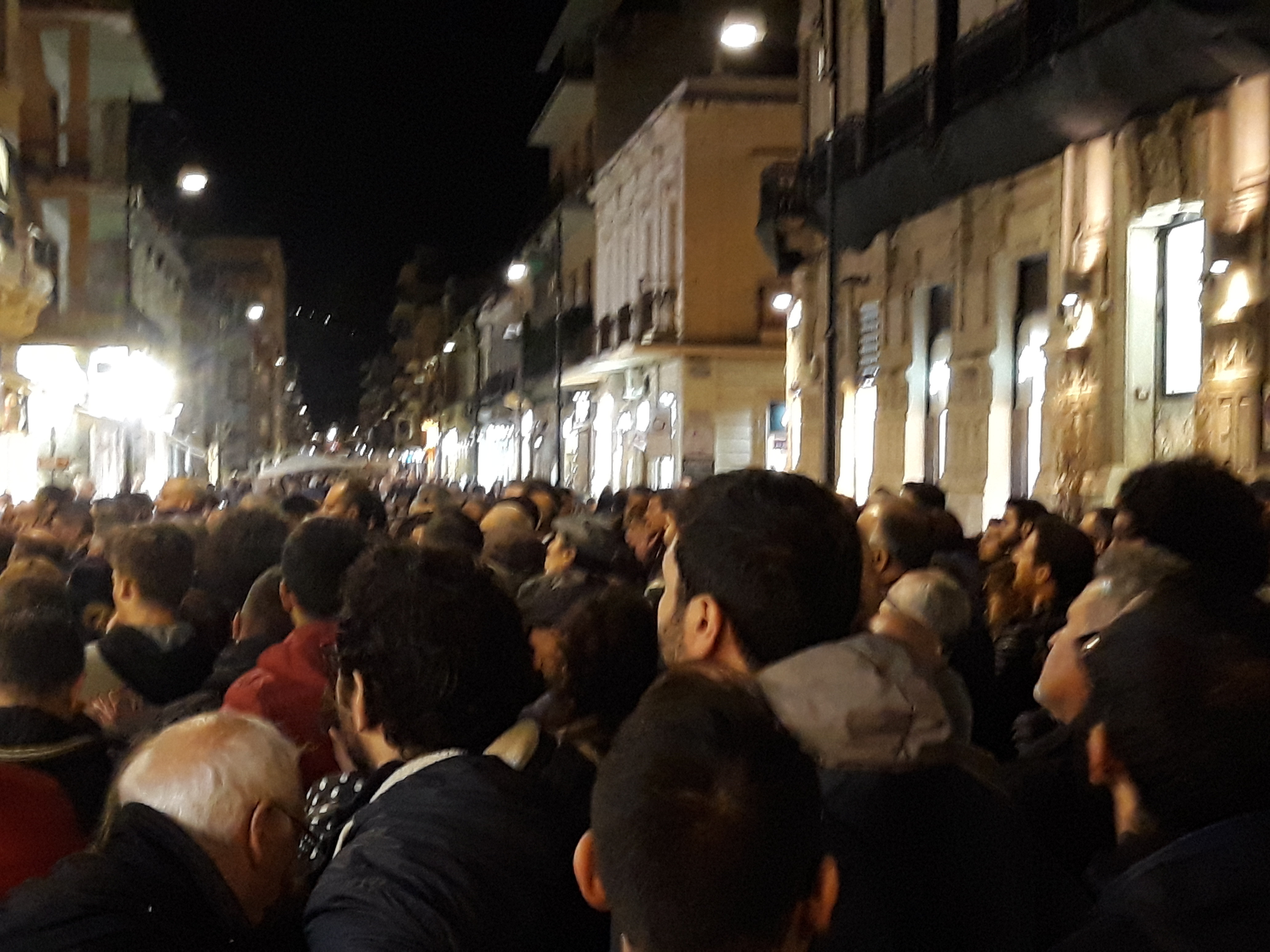 Bruciata panetteria appena inaugurata, la manifestazione di solidarietà dei cittadini di Reggio Calabria