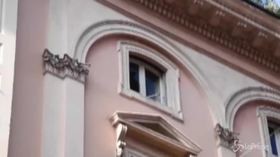 Roma, cade il vetro di una finestra sulla centralissima via del Corso: nessun ferito